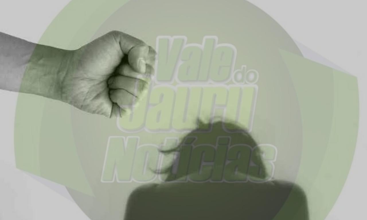 Homem é preso acusado de esfaquear companheira de 50 anos na noite de ontem (25), em Cáceres