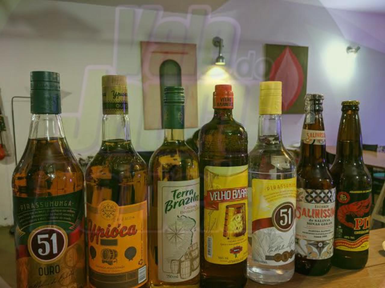 Homem é preso ao furtar garrafa de cachaça em supermercado de MT