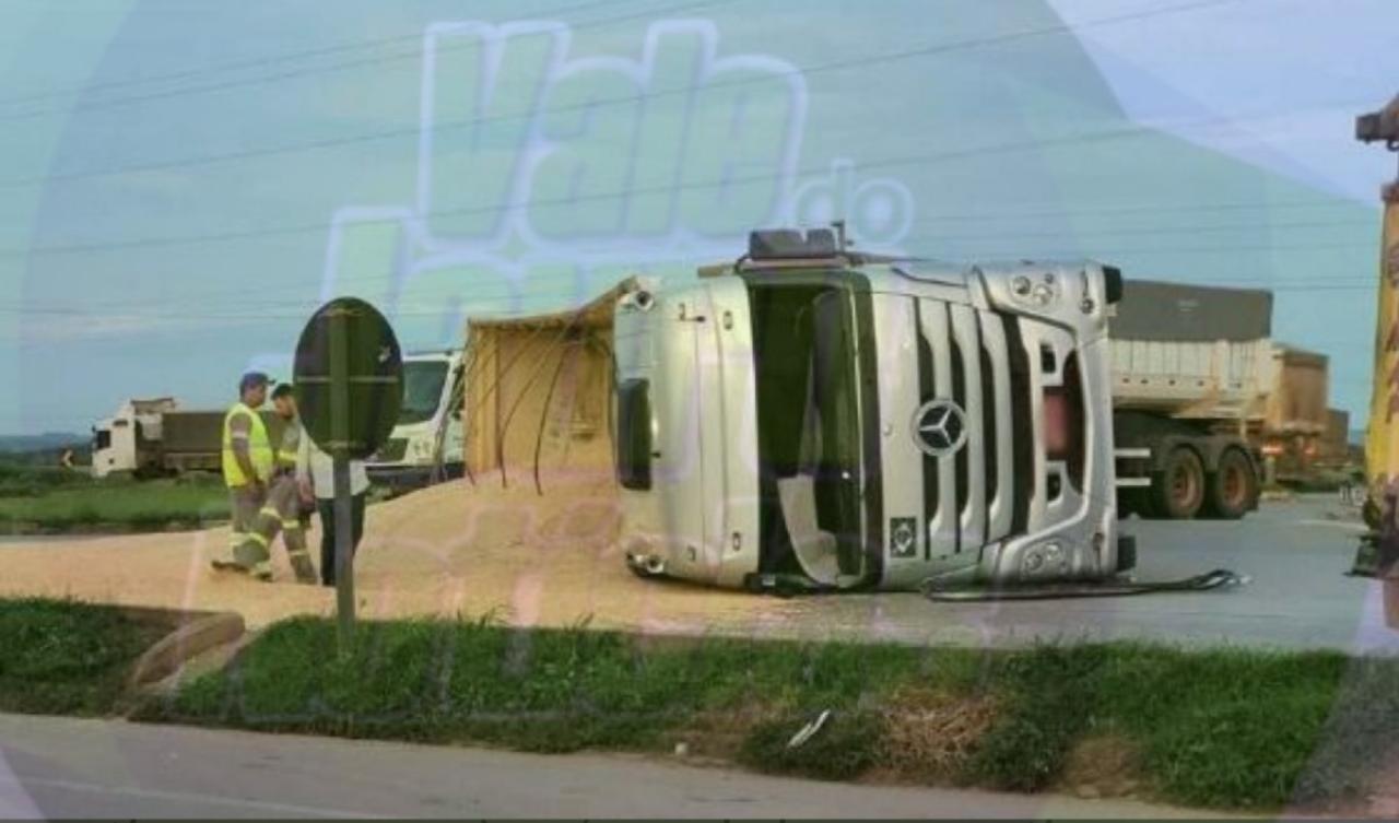 Homem fica ferido após perder o controle e tombar a carreta que conduzia na BR-163