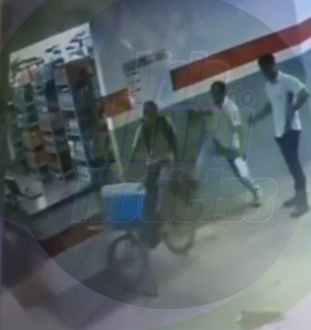 Imagem mostra adolescente que vende salgados sendo agredido e humilhado; população faz doações