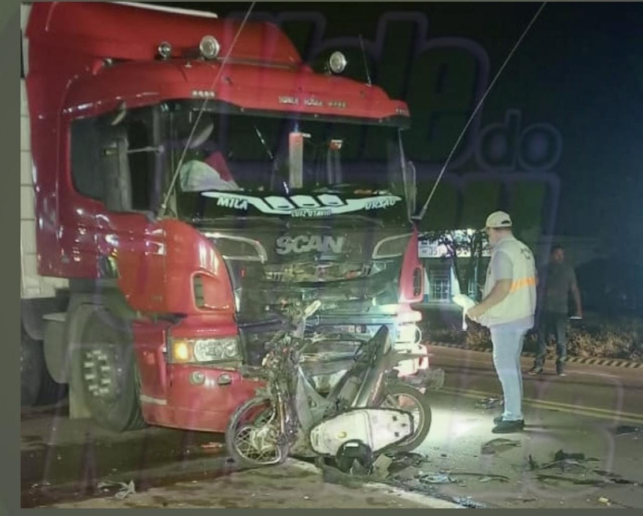 Jovem de 17 anos bate moto na frente de caminhão e morre na BR-163