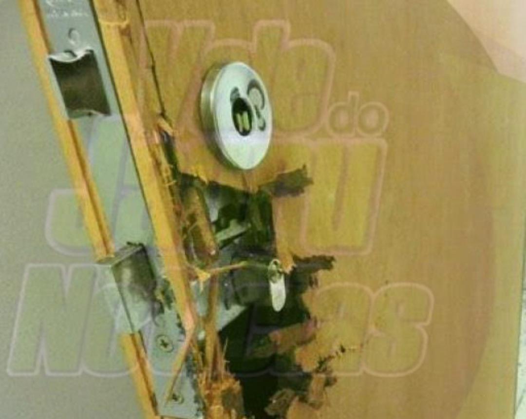 LADRÃO QUEBRA PORTA, INVADE CASA E ROUBA DINHEIRO DA VÍTIMA EM CÁCERES;