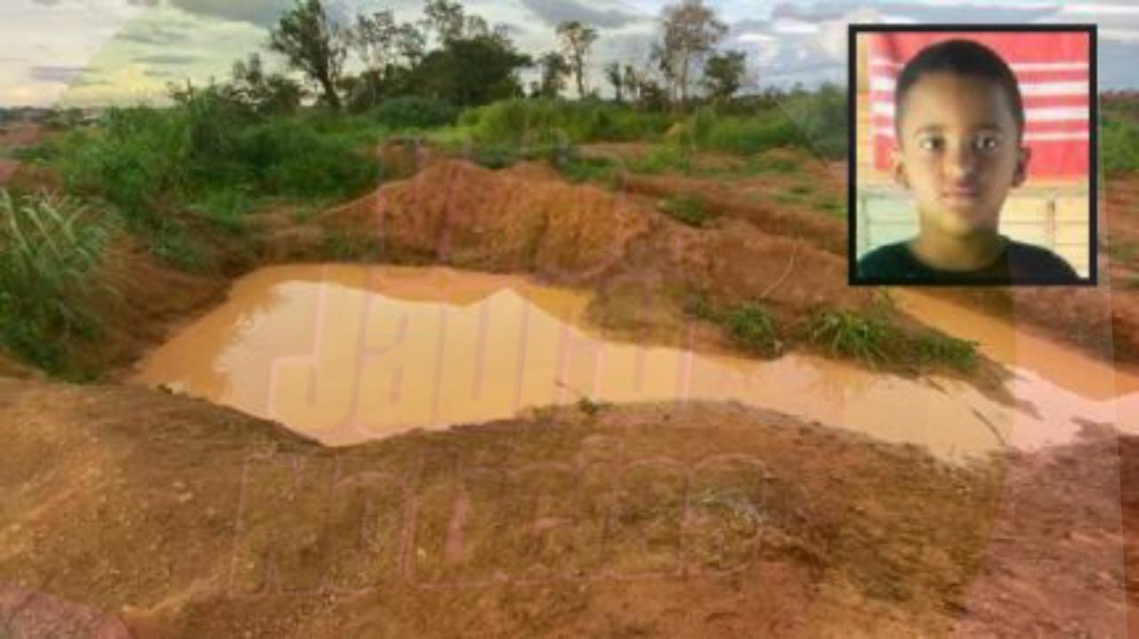 Menino de 8 anos morre afogado após cair em poço de lama