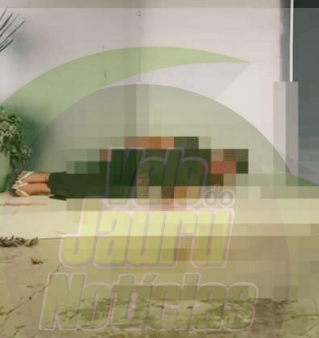 Morador de rua é agredido a pauladas na praça de Lucas do Rio Verde