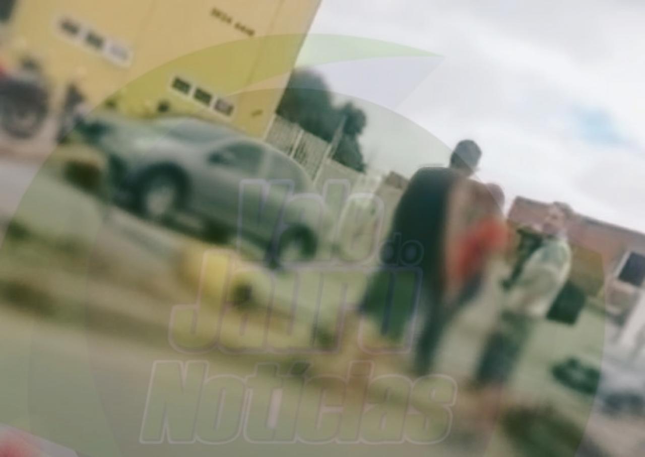 Motociclista derruba poste em colisão próxima à “curva da morte”