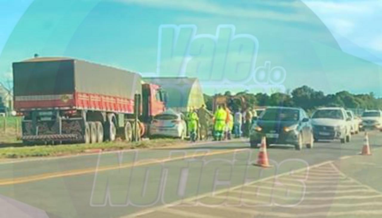 Motorista fica ferido em acidente entre carreta e HB20