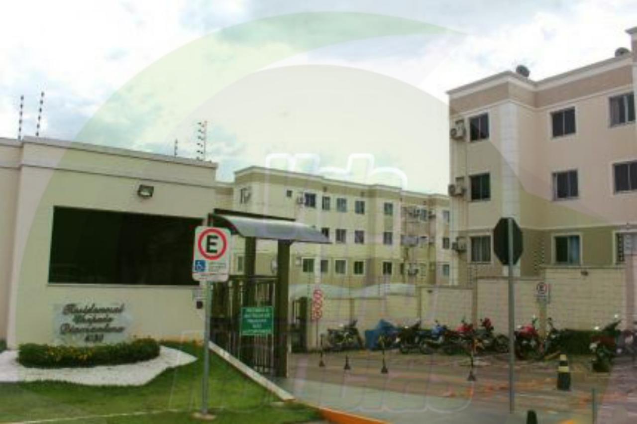 Mulher apanha do namorado, grita por socorro e polícia arromba porta de apartamento