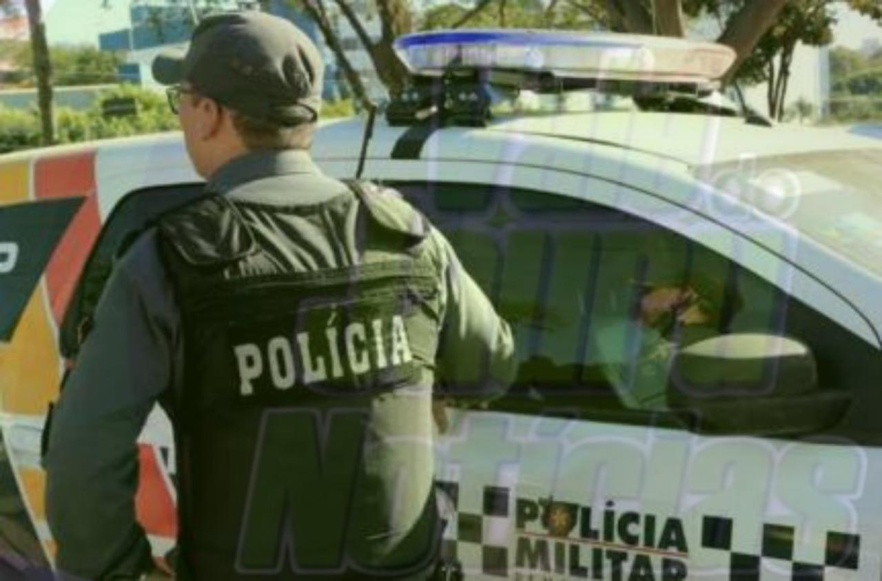 Mulher é presa por destruir carro e ameaçar marido e filho