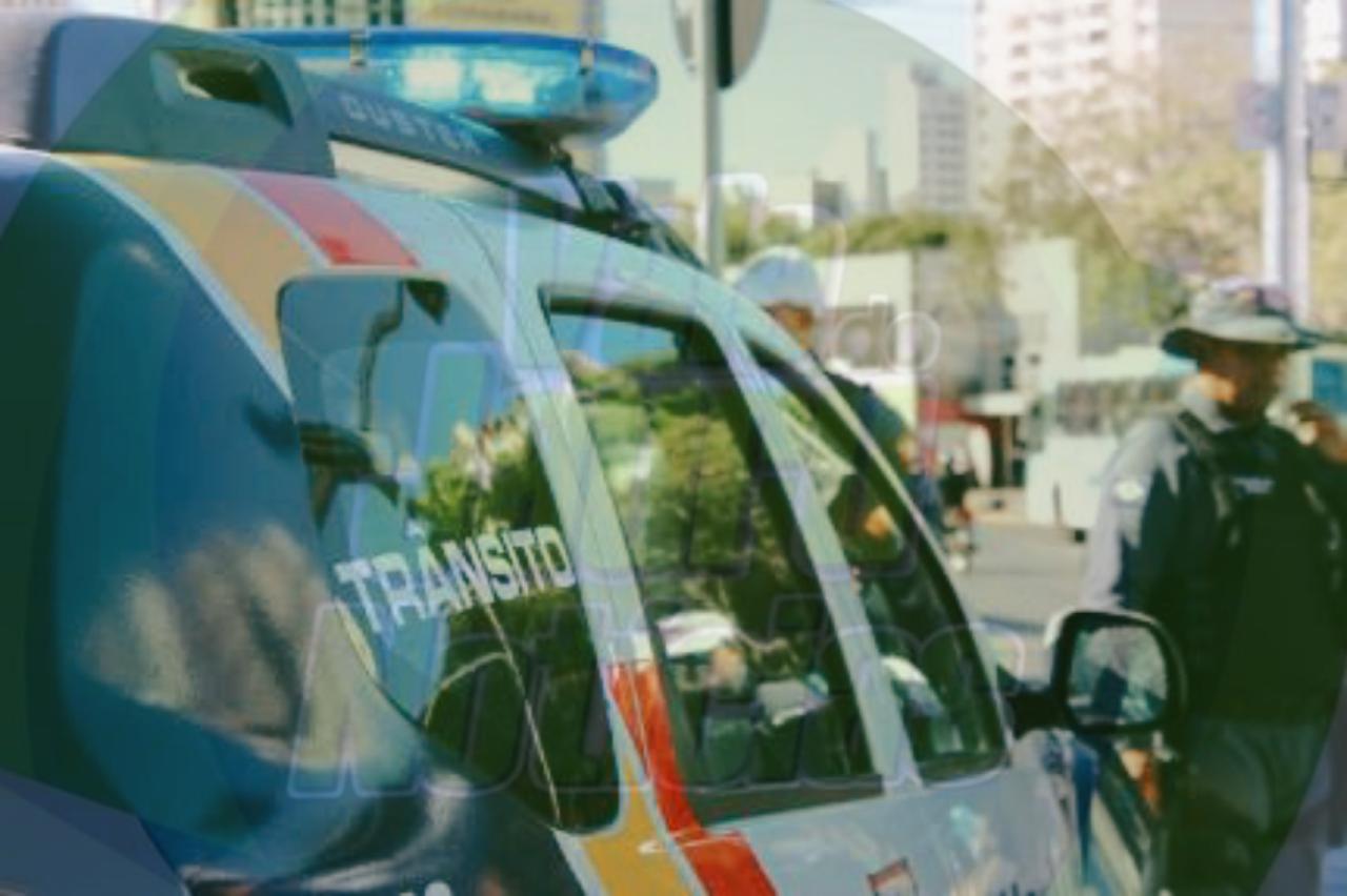 Mulher leva tapa na bunda e cai de moto em rua de Cuiabá