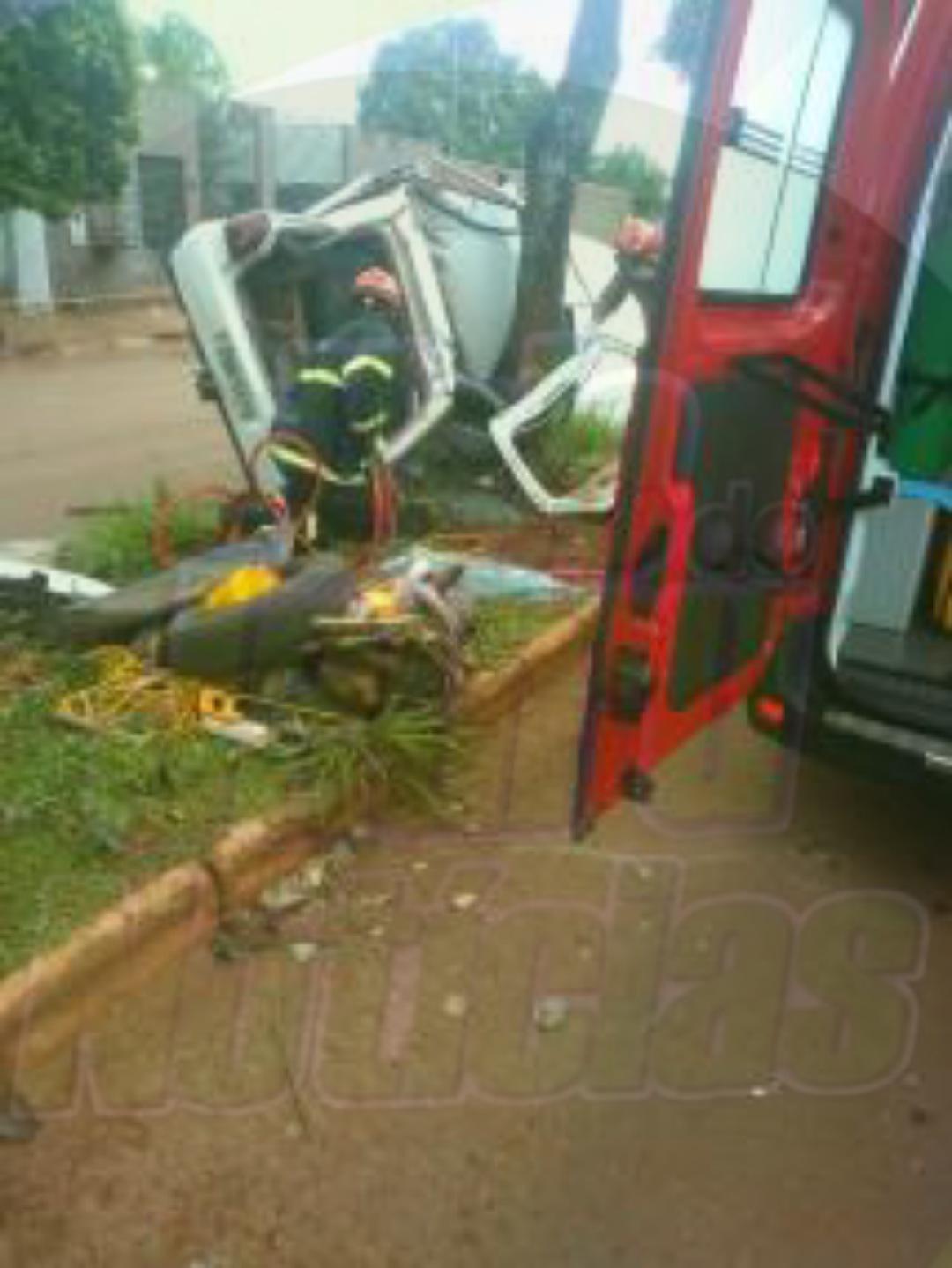 Passageiro morre e motorista foge após acidente