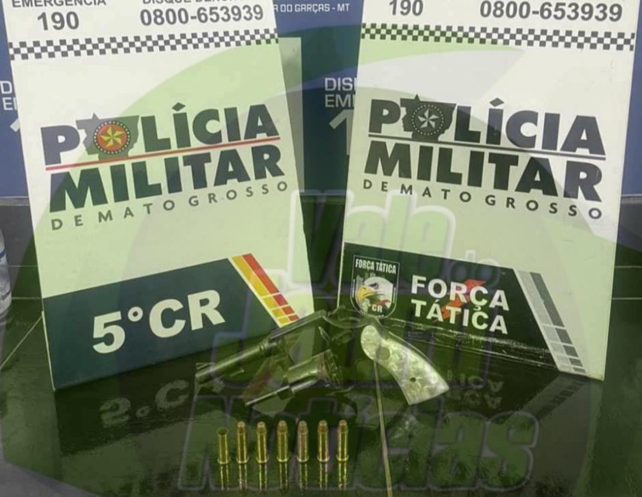 Polícia Militar de General Carneiro-MT, realizou na noite desta quinta-feira, a prisão de três indivíduos por porte ilegal de arma