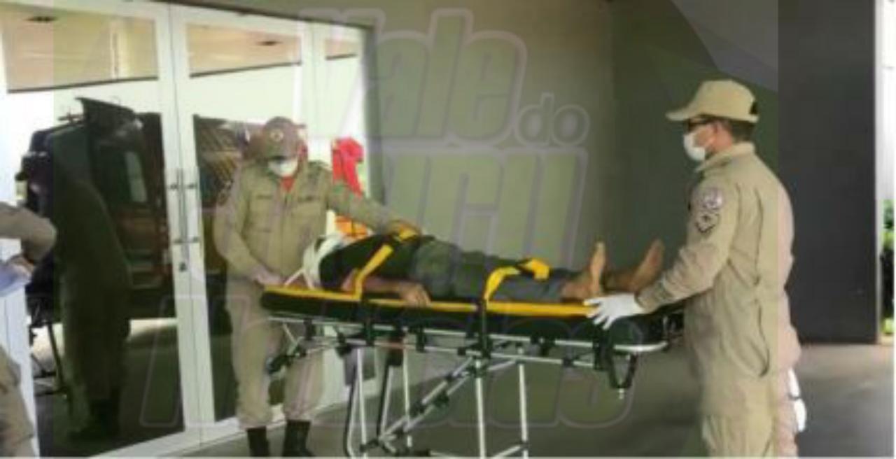 Trabalhador é internado após ser atingido por tora de madeira