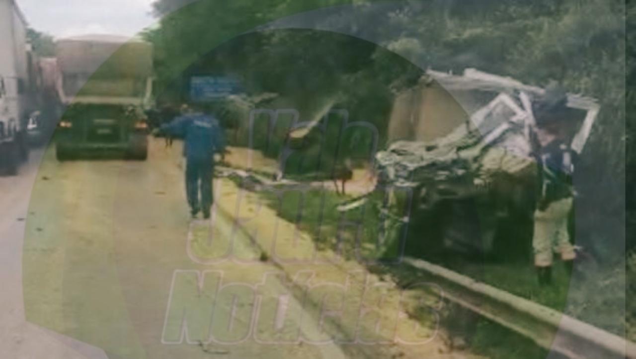 Acidente entre 3 veículos de carga deixa motorista preso às ferragens na BR-163