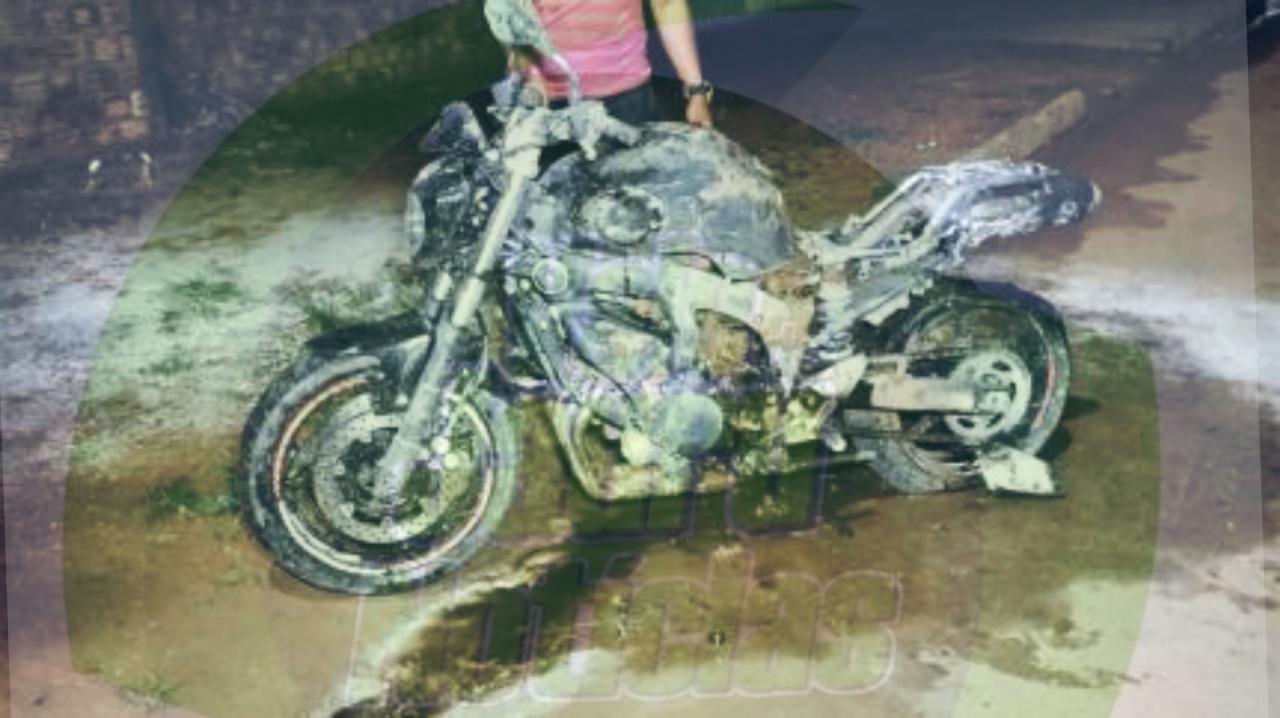 Ainda em movimento, moto pega fogo e fica destruída em MT