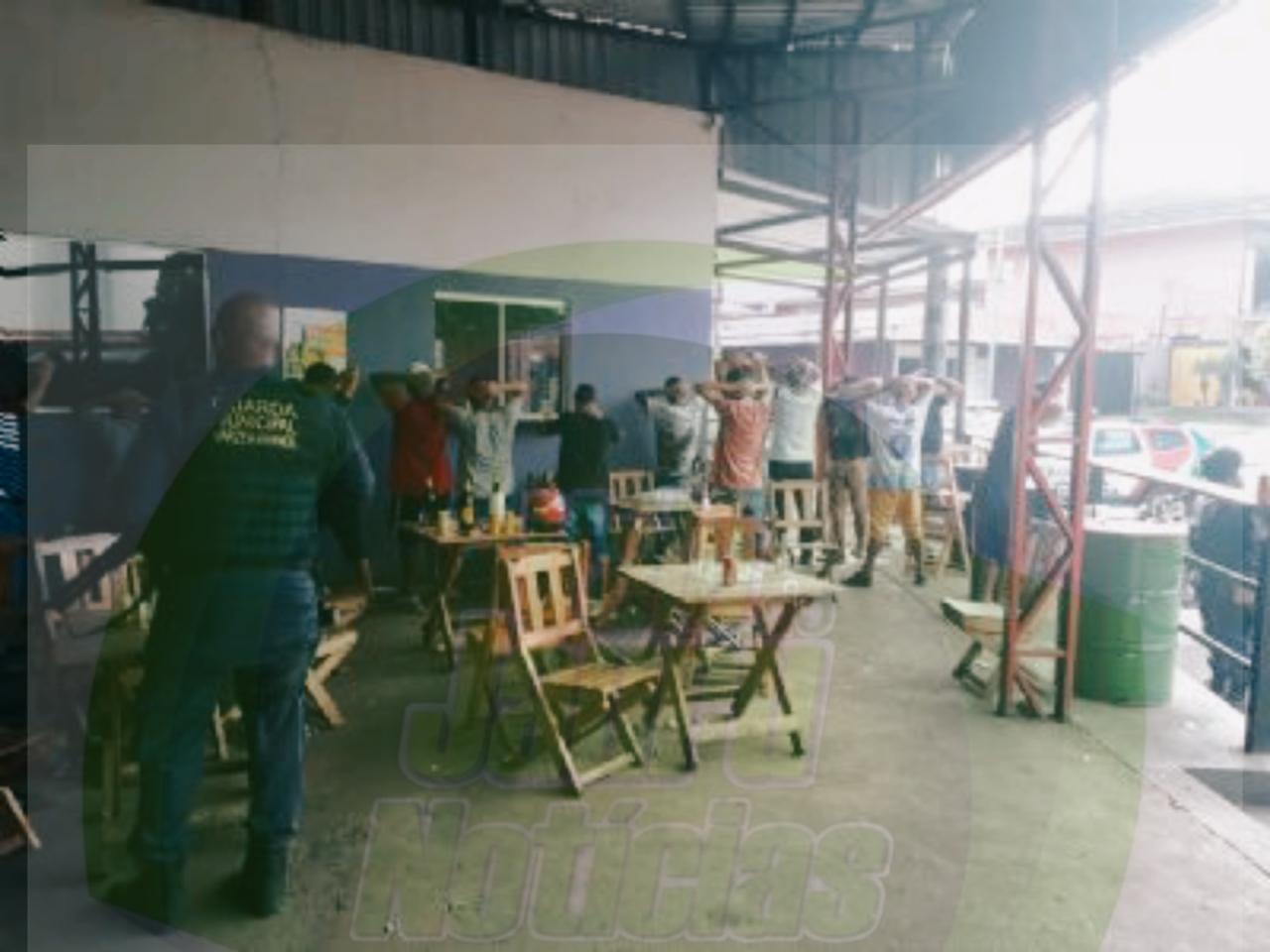 Batida em bar no Zero termina com apreensão de drogas e desacato