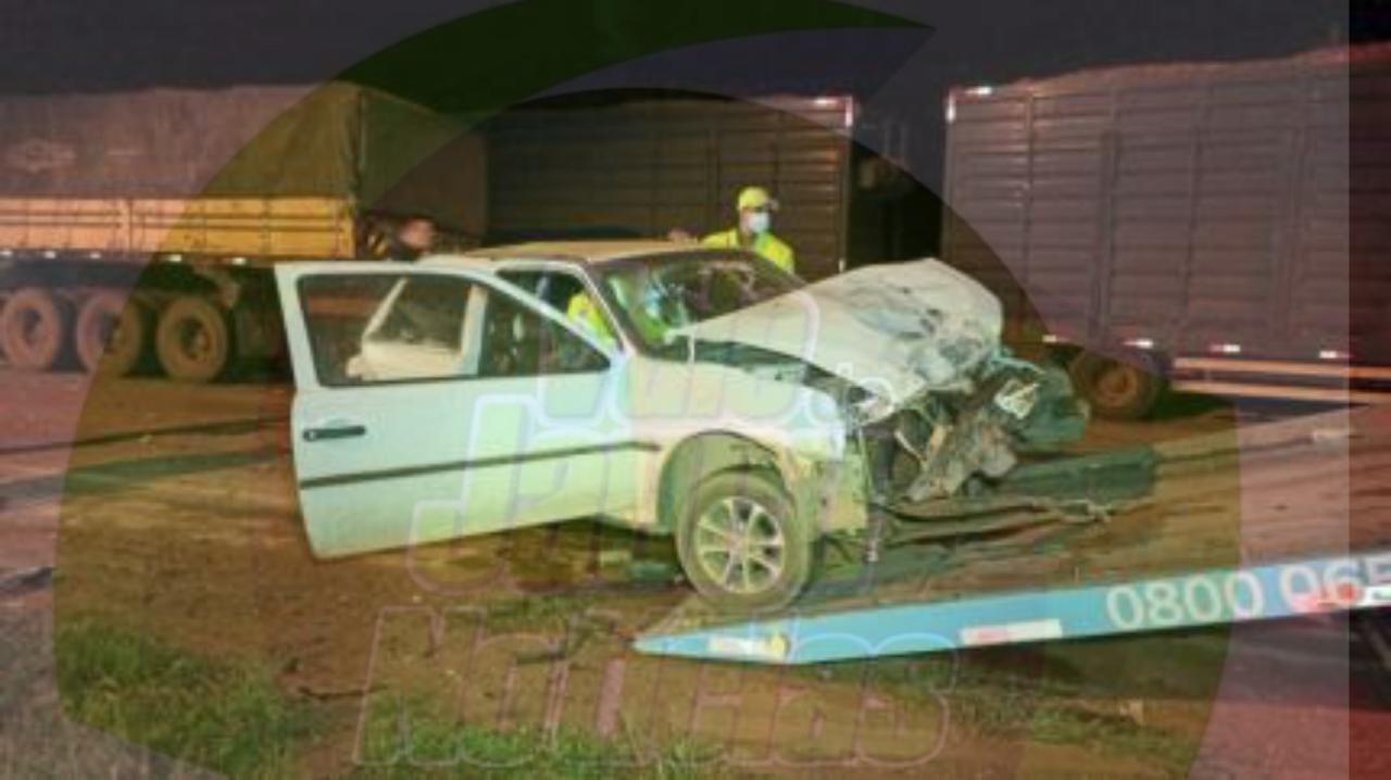 Batida entre dois carros e uma carreta deixa BR-163 bloqueada; sem feridos