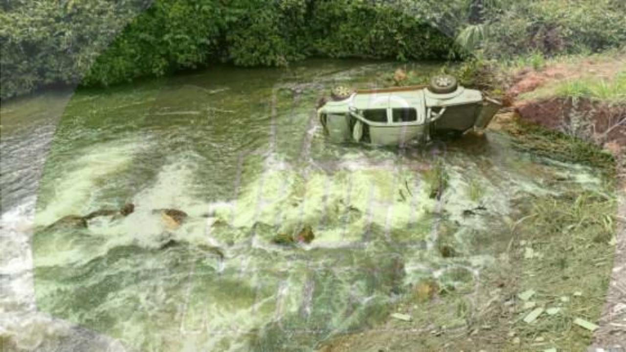 Caminhonete capota e cai em córrego na BR-163