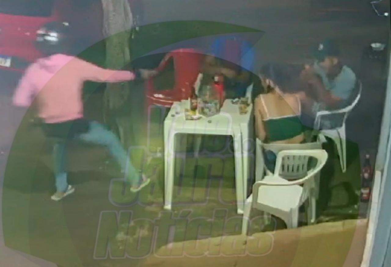 Em Juína câmera de segurança registra homem sendo assassinado a tiros em bar