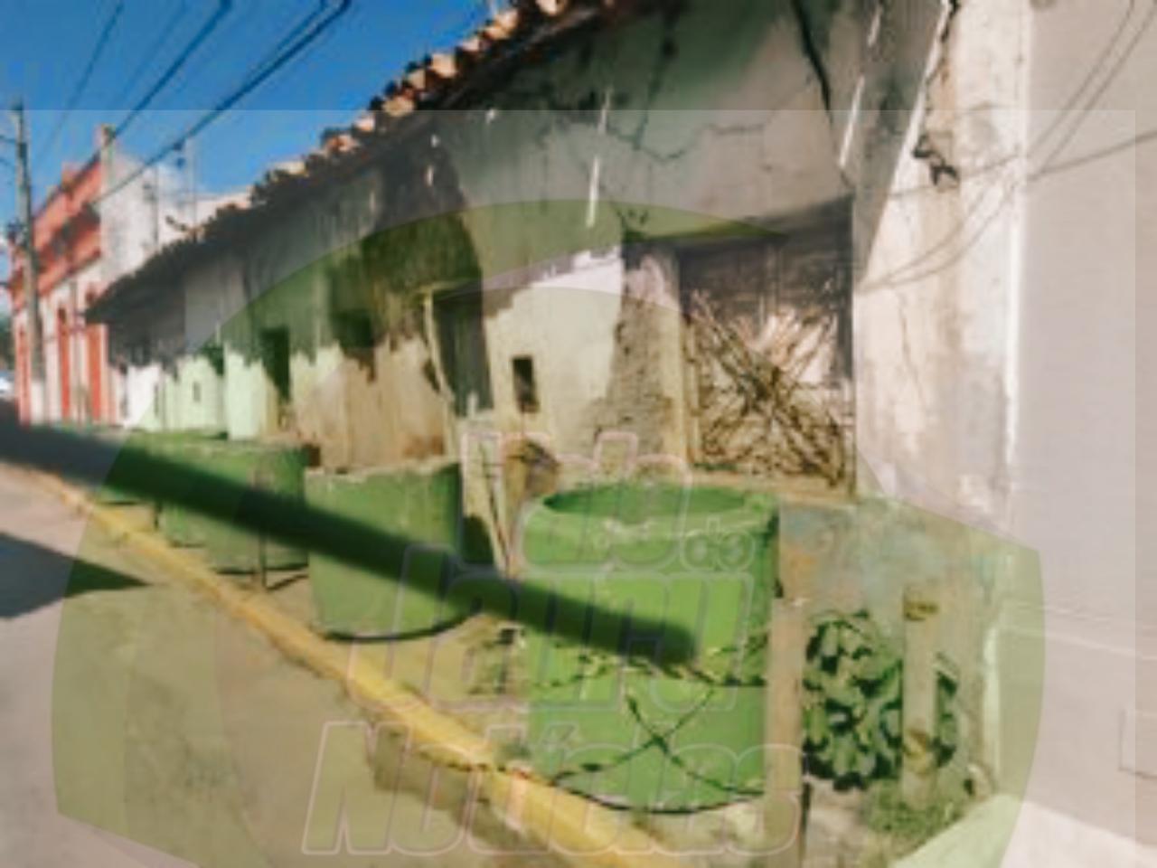 Escorada por manilhas, casa na área central de Cáceres pode desabar a qualquer momento