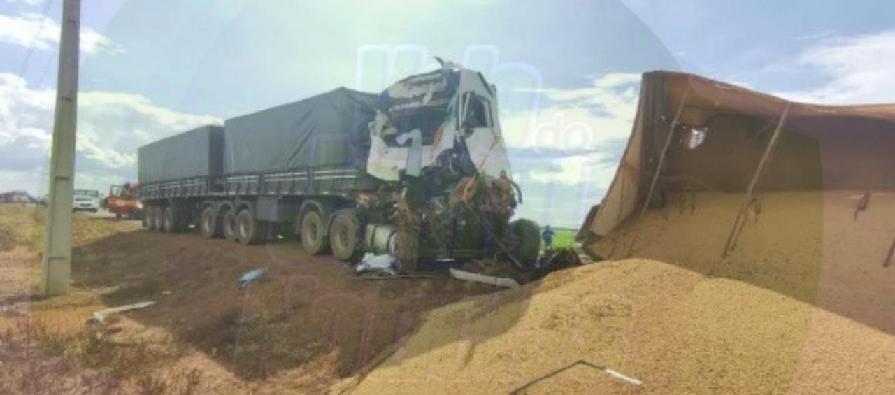 Grave acidente entre veículos de carga deixa casal preso às ferragens na MT-010
