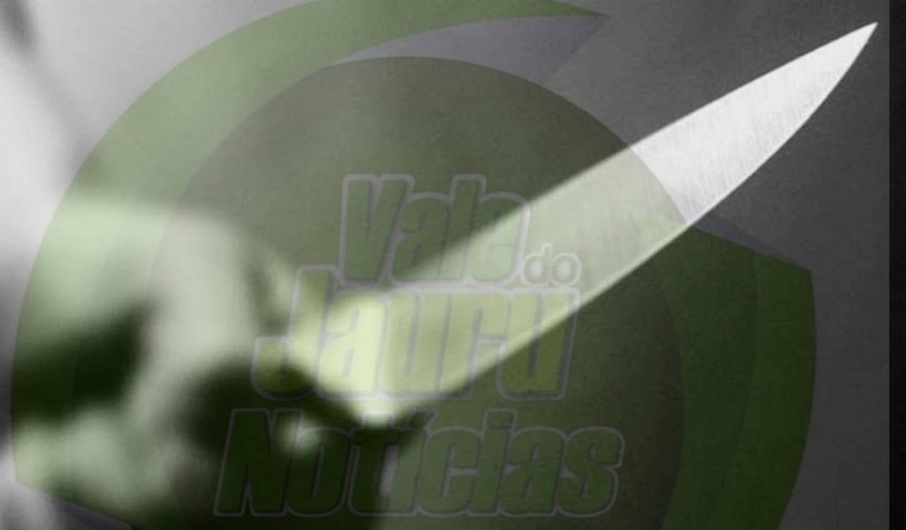 Homem agride ex-namorada e acaba esfaqueado pelo irmão da vítima