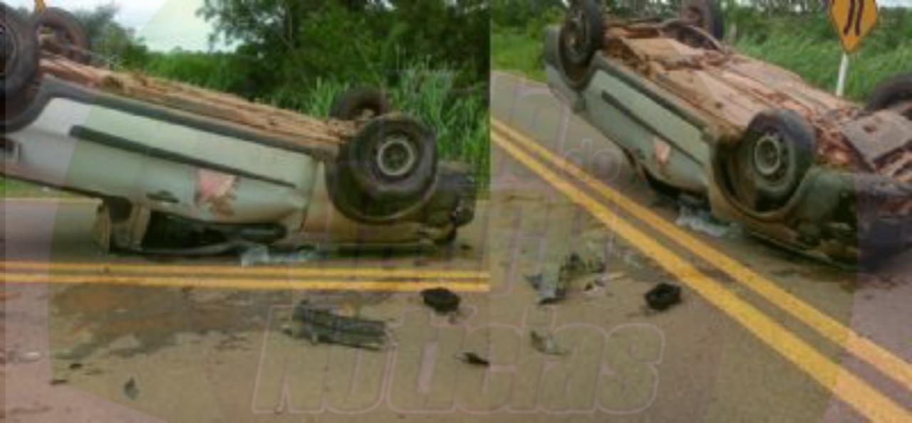 Imprudência: jovem capota carro na estrada e morre ao ser arremessado do veículo