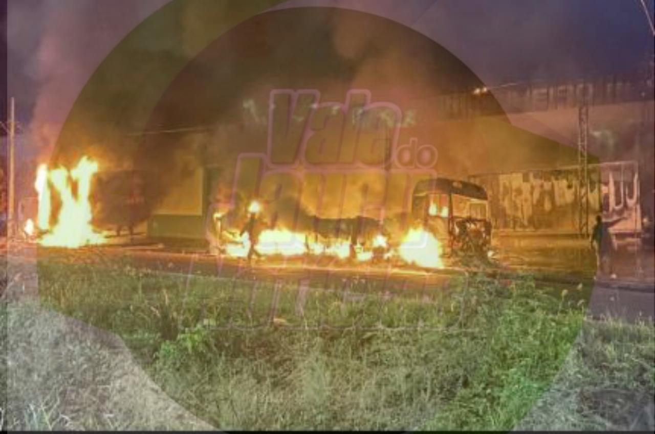 Incêndio de grande proporções atinge cinco caminhões em frente prédio empresarial em Sinop