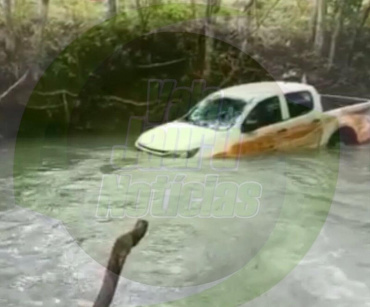 Indígenas tentam atravessar ponte sobre rio em fúria e criança é levada pela correnteza