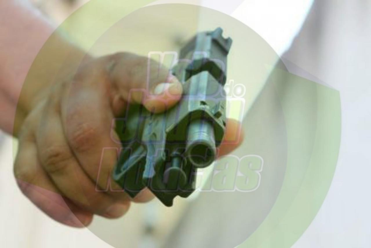 Jovem de 24 anos morre baleado após ser chamado por suspeitos de moto na rua