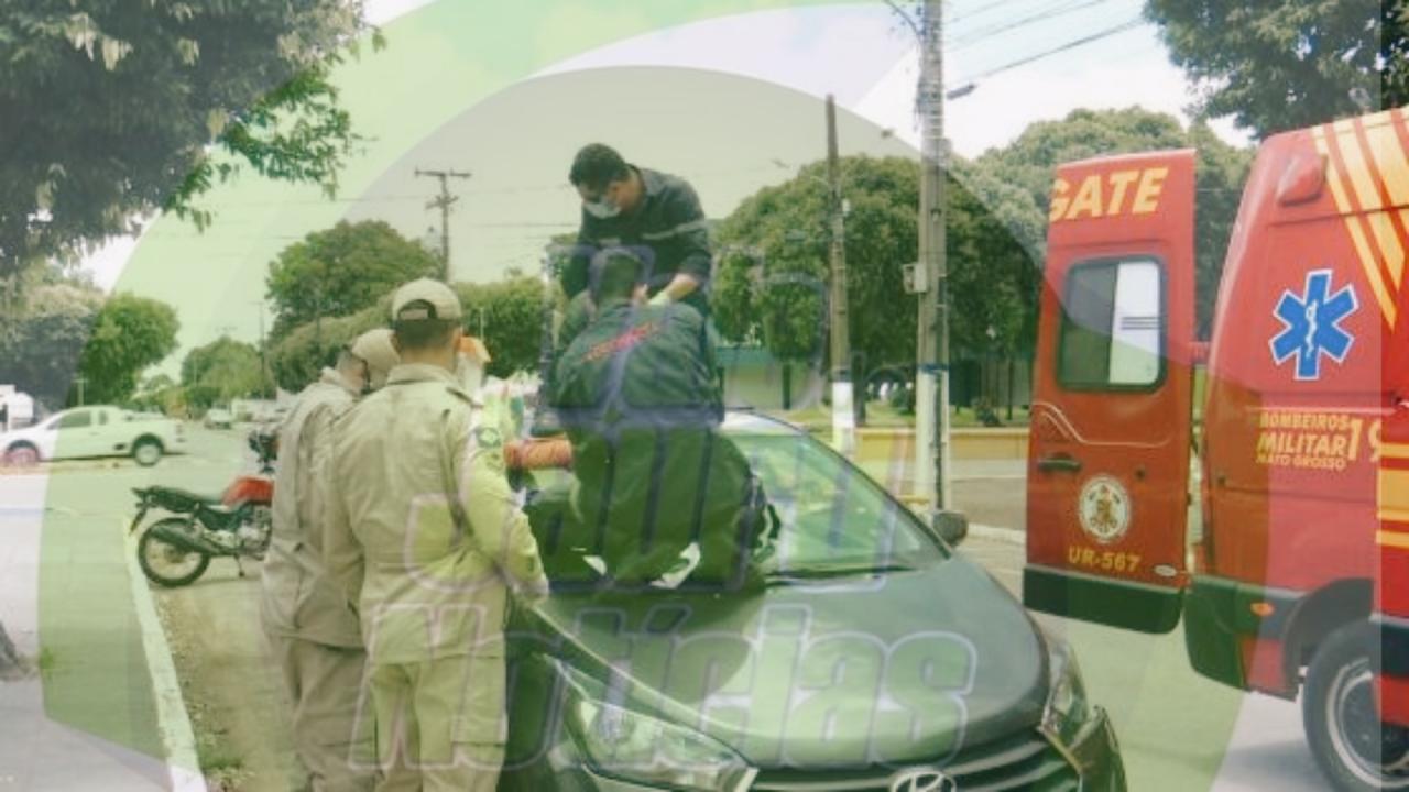 Motociclista acaba em cima do teto de carro ao invadir preferencial no interior
