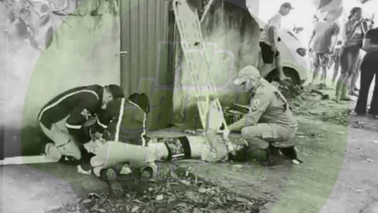 Motorista destrói muro de residência após atropelar pedestres na calçada em Sinop