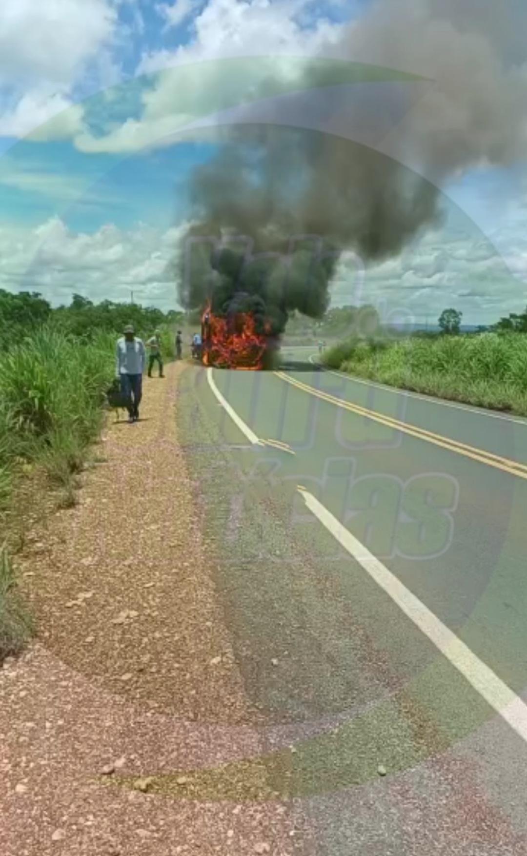 Ônibus fica em chamas após acidente de trânsito na MT-10