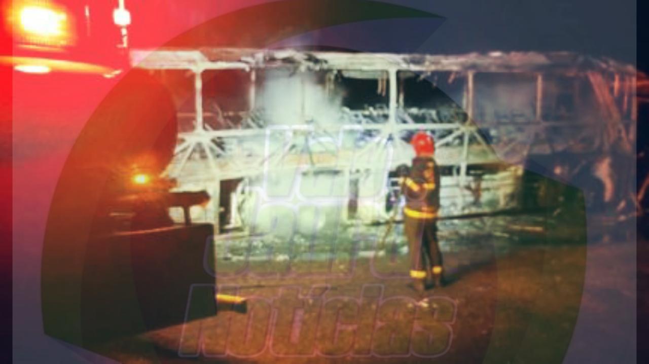 Ônibus intermunicipal com 40 passageiros pega fogo na MT-130; ninguém se feriu