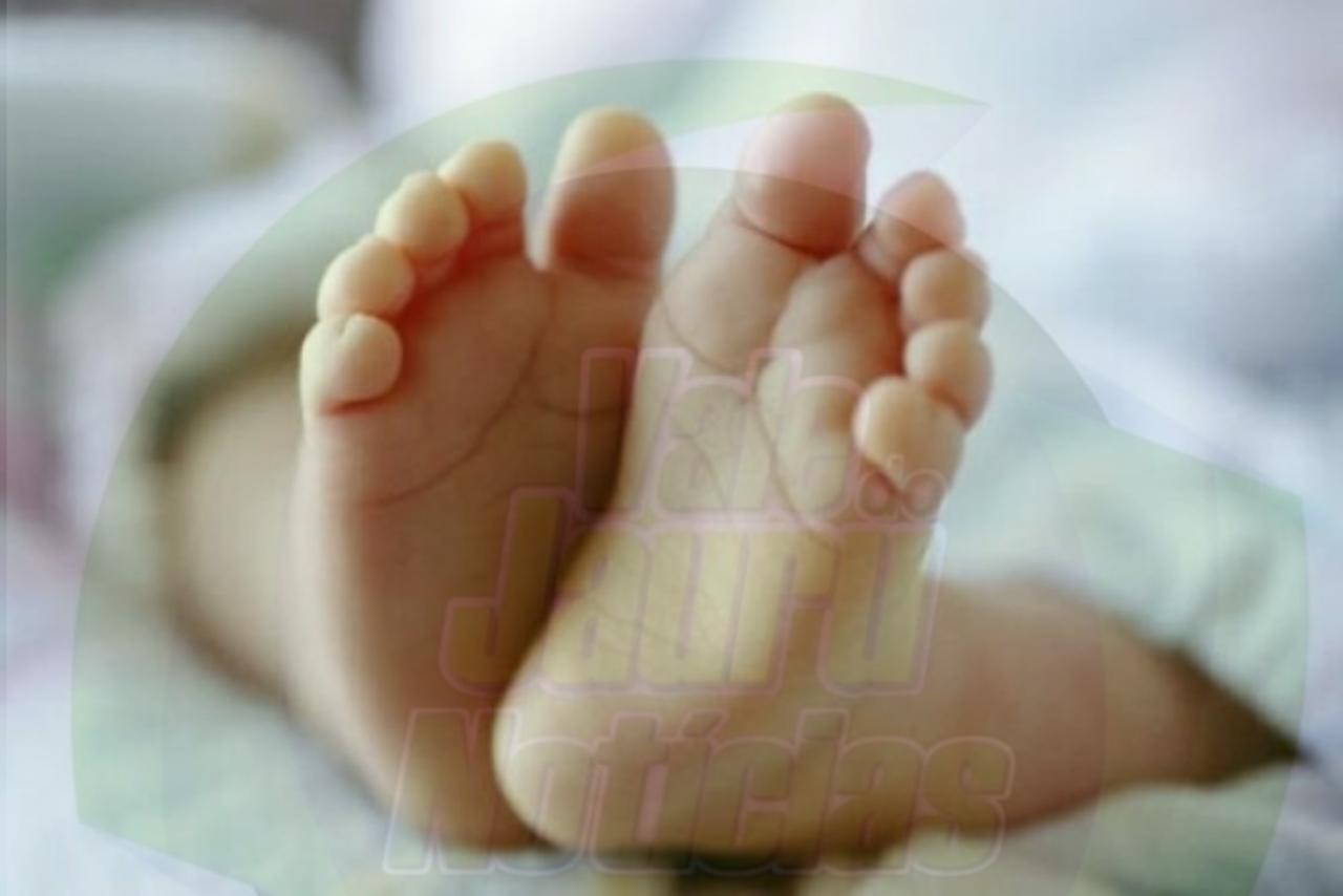 Pais largam bebê de 8 meses e criança de 3 anos sozinhos em casa na madrugada