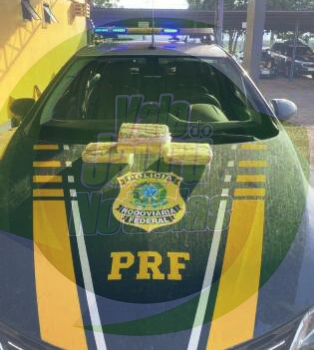 Passageiro de ônibus fica nervoso durante abordagem e PRF descobre droga em mala