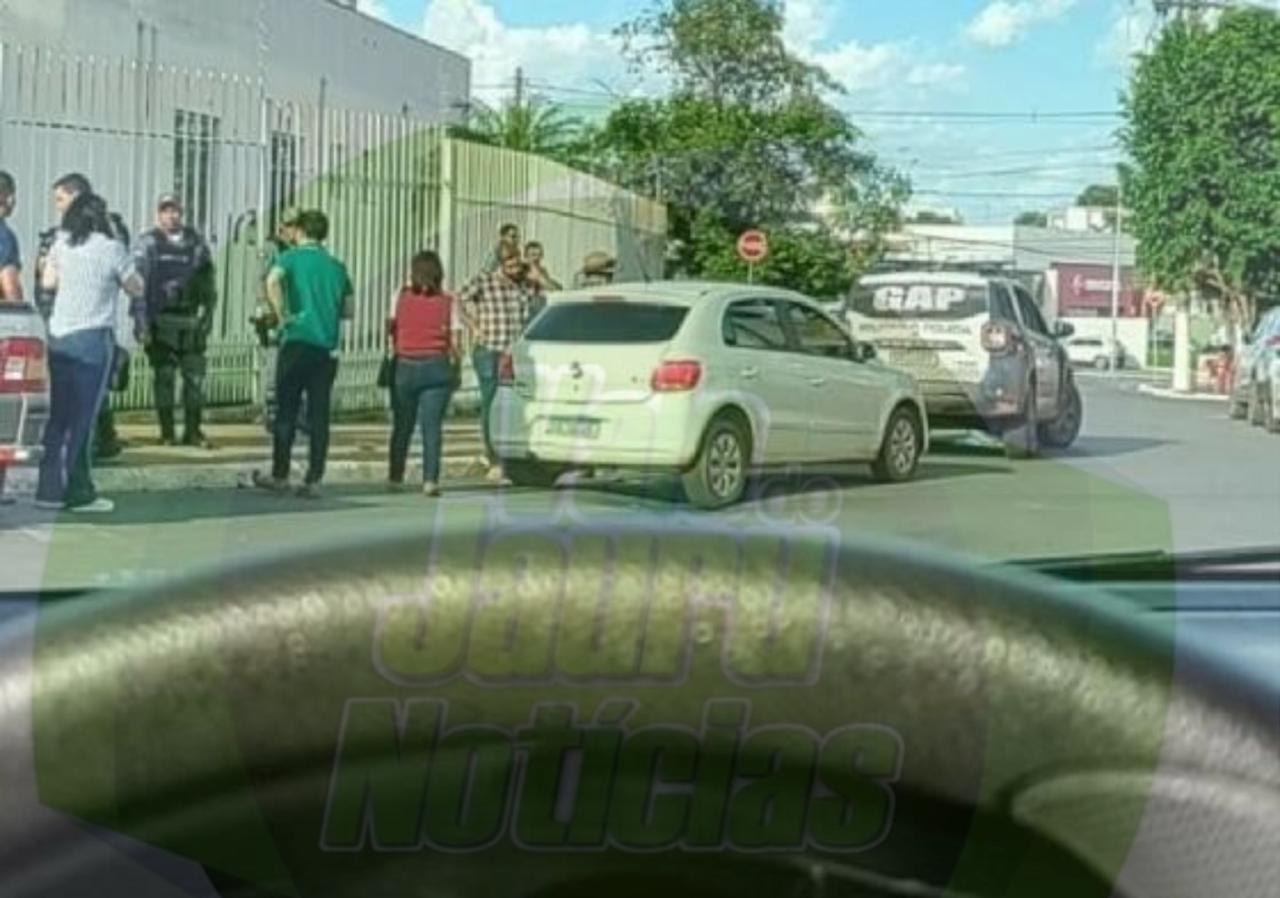 Policiais encontram homem morto dentro de veículo com R$ 63 mil em espécie