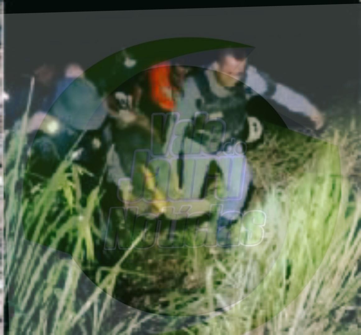 Policiais resgatam homem preso embaixo de caminhonete