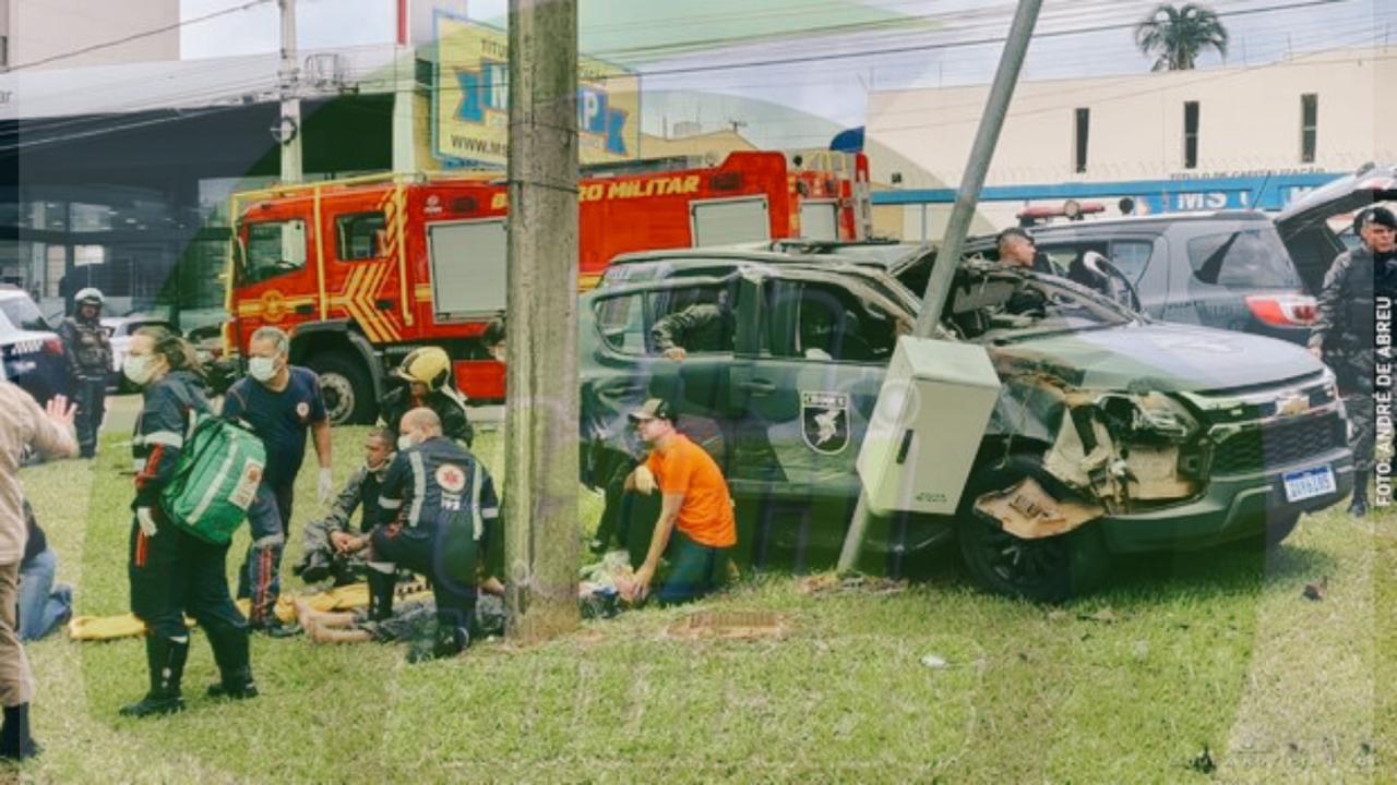 Viatura do Choque capota e militares ficam feridos na Afonso Pena