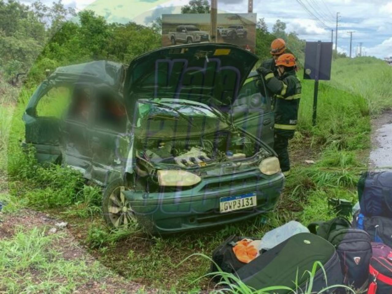 Acidente entre carro de passeio e ônibus de viagem mata três pessoas na MT-010