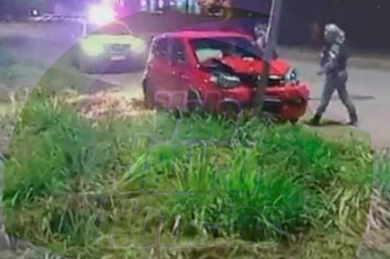 Ao desviar de motociclista imprudente, motorista acaba colidindo carro em poste de energia em Cáceres