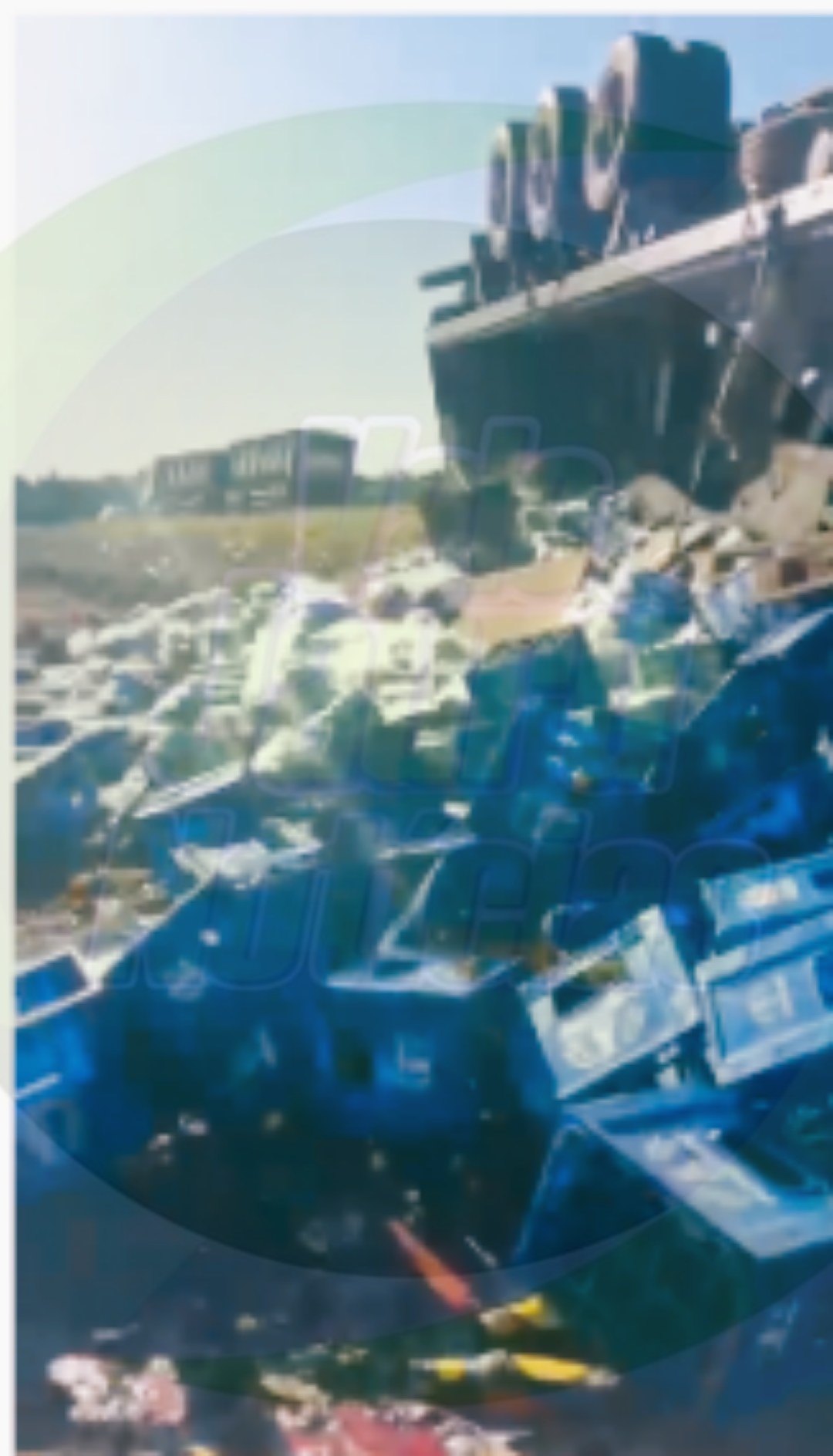 Caminhão de cerveja tomba e motorista é resgatado por populares na BR 070