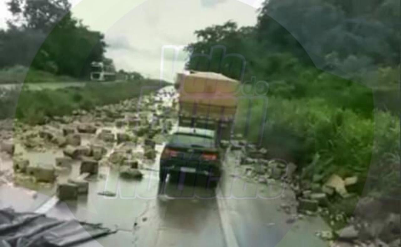 Carreta derrapa e derruba carga de óleo de cozinha sobre a pista na BR-364 em Leverger