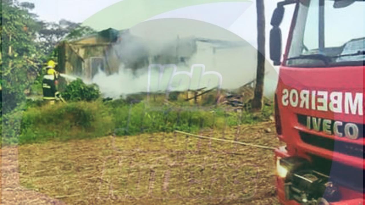 Casa de madeira é destruída pelo fogo em Guarantã do Norte em MT