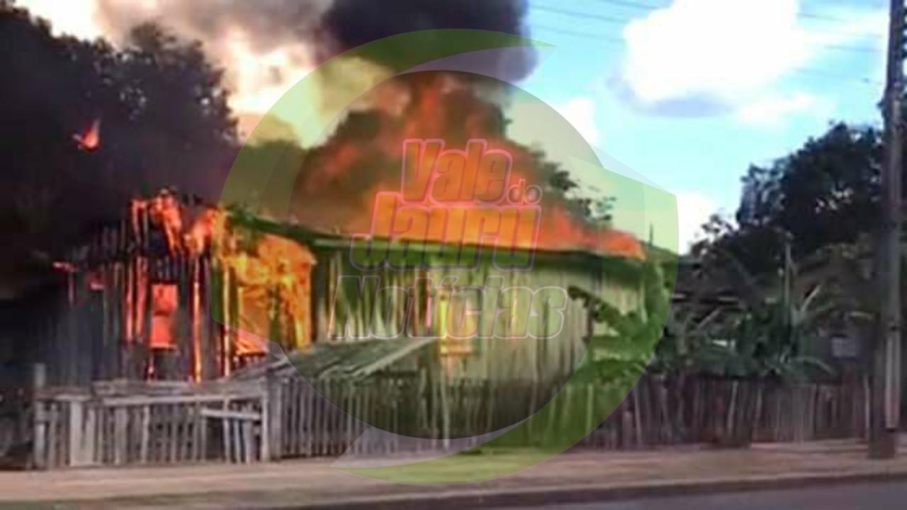 Casa de madeira é totalmente destruída por incêndio em Sinop MT