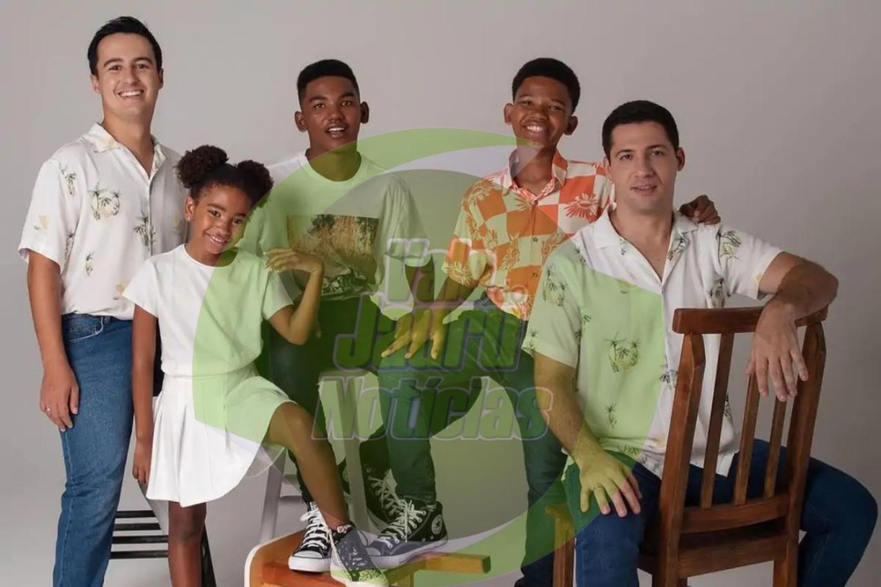 Casal homoafetivo adota 3 irmãos e viraliza mostrando cotidiano da família