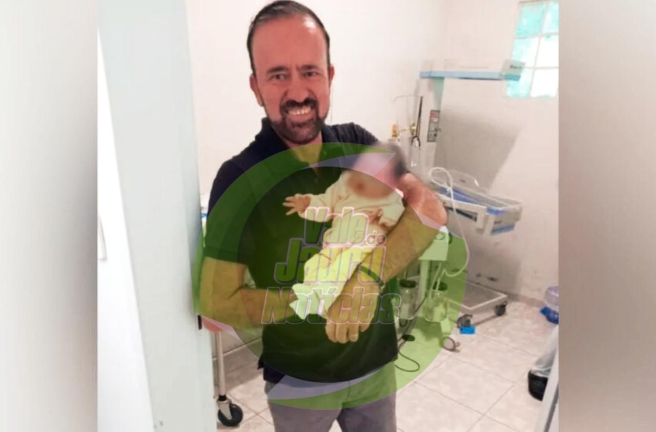 Diretor faz parto de aluna de 16 anos em banheiro de colégio no Paraná