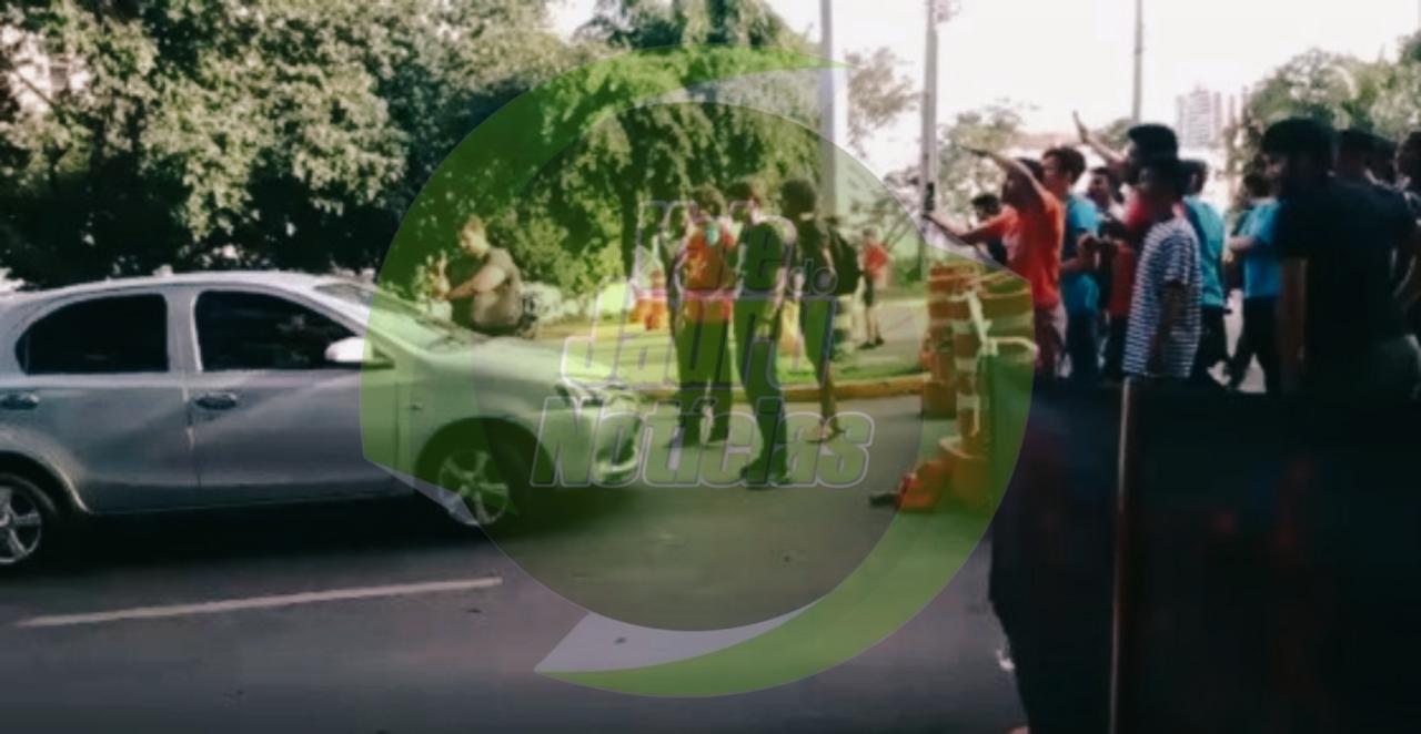 Estudantes fecham entrada da UFMT em protesto contra corte de bolsa estudantil por corte de 2 milhões