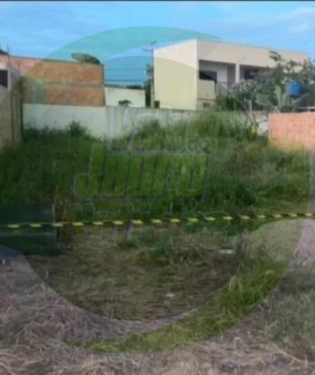 Morador de rua é encontrado morto em terreno baldio por vizinhos no nortão