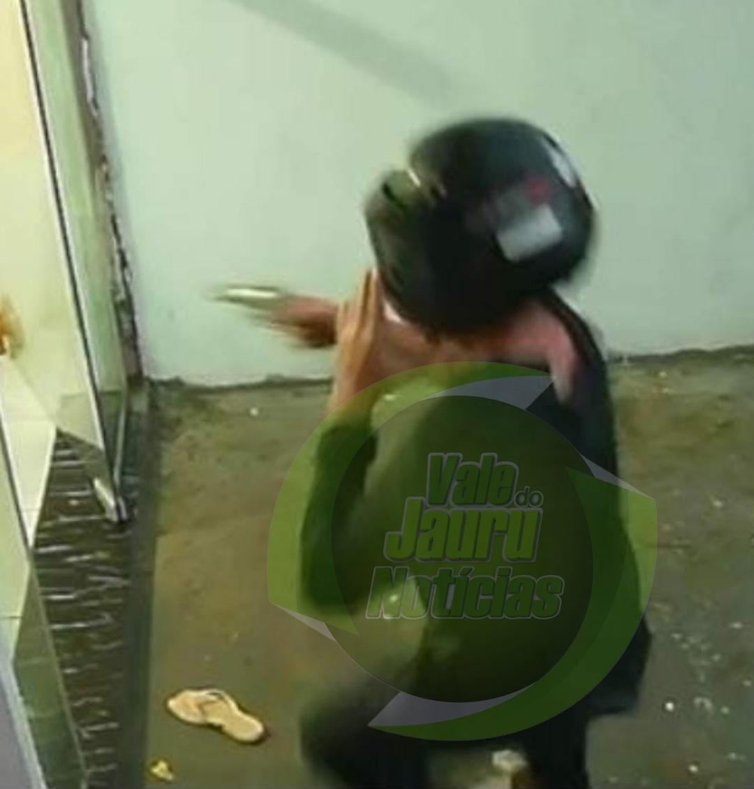 Novas informações sobre assassinato em JAURU. Vídeo mostra Guilherme chegando no estabelecimento e logo após o assassino.