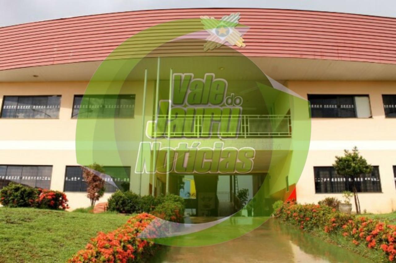 Professor é preso após pedir para ver piercing no seio de aluna em escola de Cuiabá